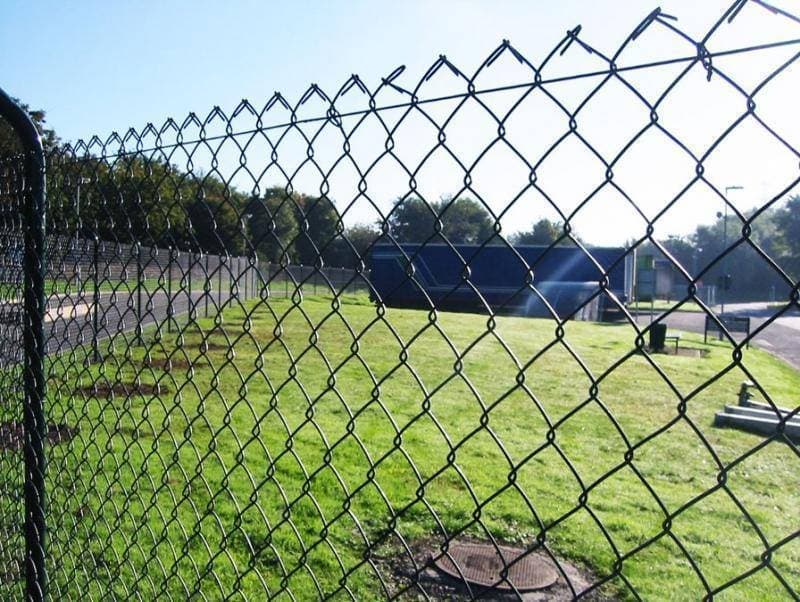 Качественный и недорогой забор из сетки рабицы Качественный и недорогой забор из сетки рабицы