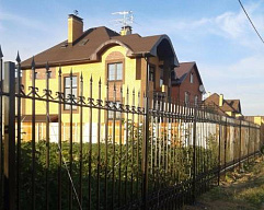 Забор с кованными элементами